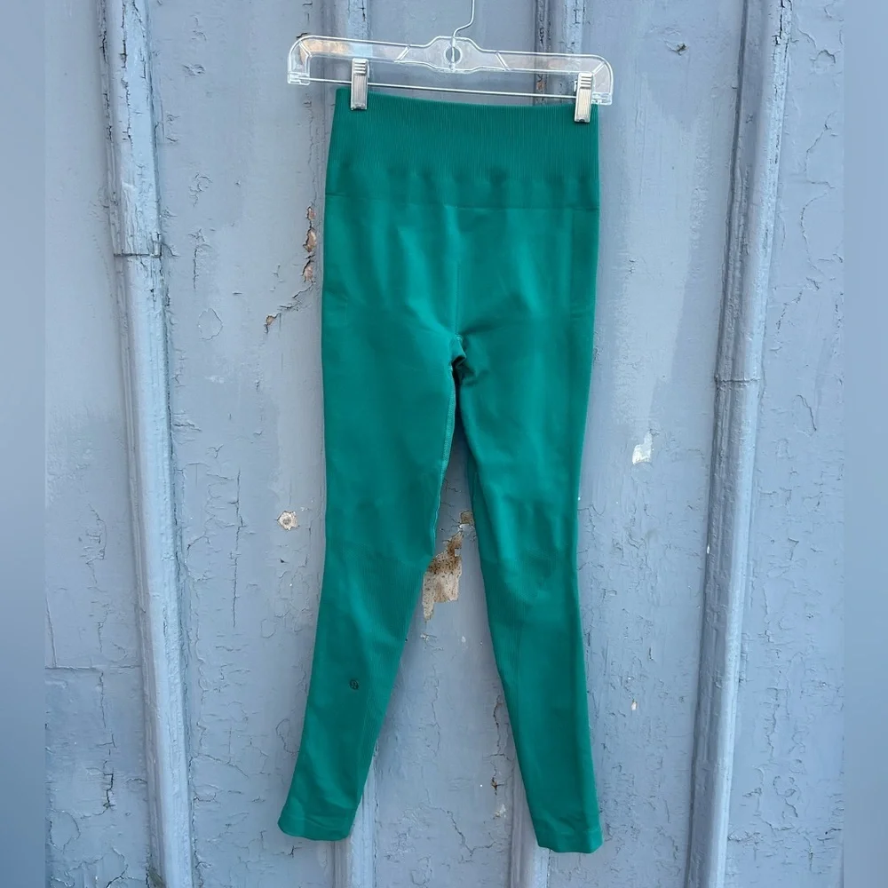 Lululemon Zone In Compression Tight, size 4 - Picture 5 of 9